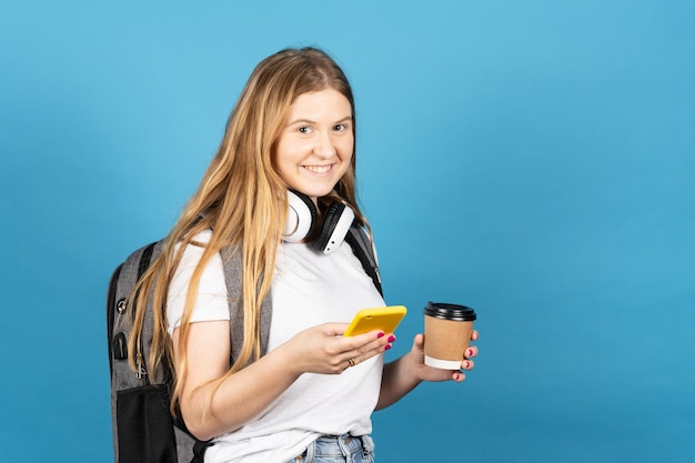 Bastante estudiante universitario usando teléfono