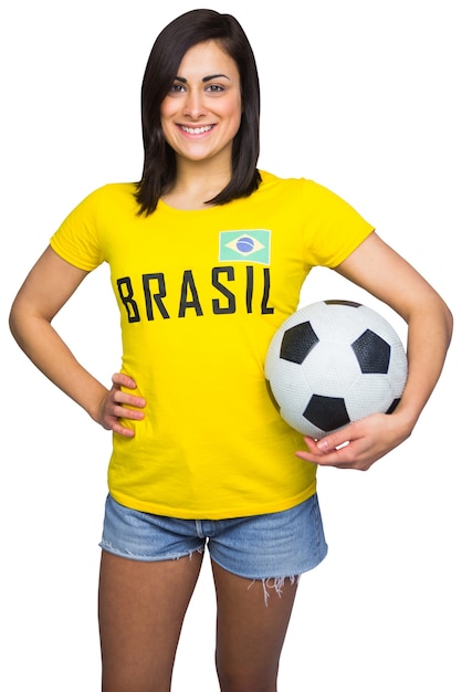 Bastante fanático del fútbol en camiseta de brasil