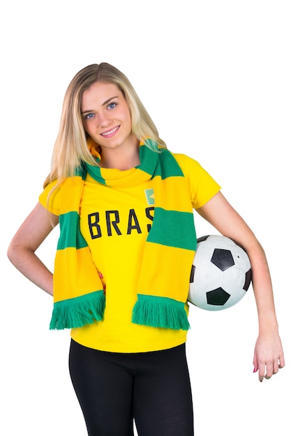 Bastante fanático del fútbol en camiseta de brasil