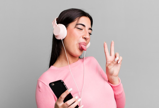 Bastante hismanic mujer escuchando música y bailando