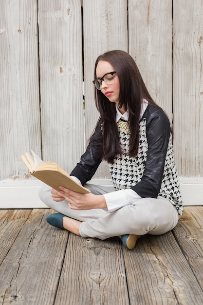 Foto bastante inconformista leyendo un libro