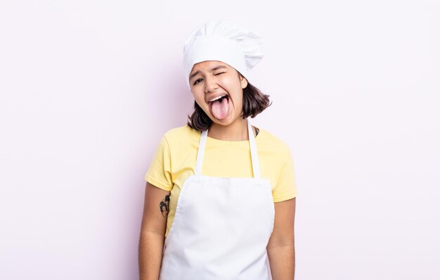 Bastante joven con actitud alegre y rebelde, bromeando y sacando la lengua. concepto de chef