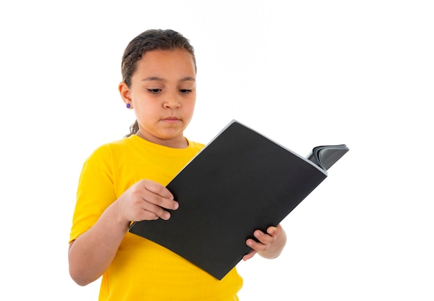 Foto bastante joven adolescente leyendo