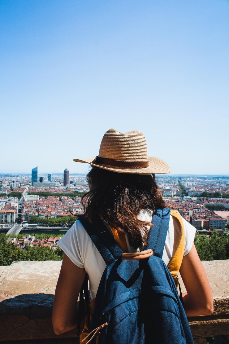Bastante joven desde atrás admirando la vista de lyon CDB Francia