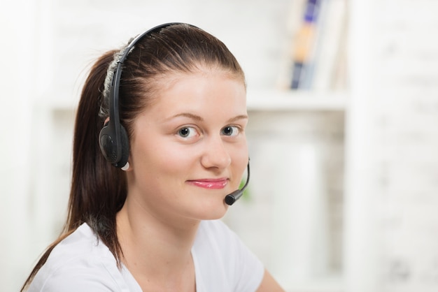 Bastante joven con un auricular