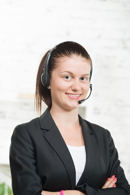 Bastante joven con un auricular