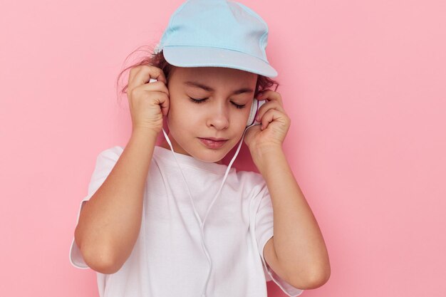 Bastante joven con auriculares posando emociones fondo aislado