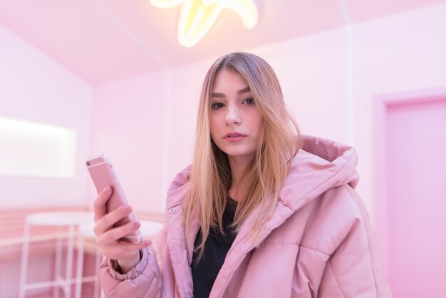 Bastante joven con una chaqueta rosa en el interior