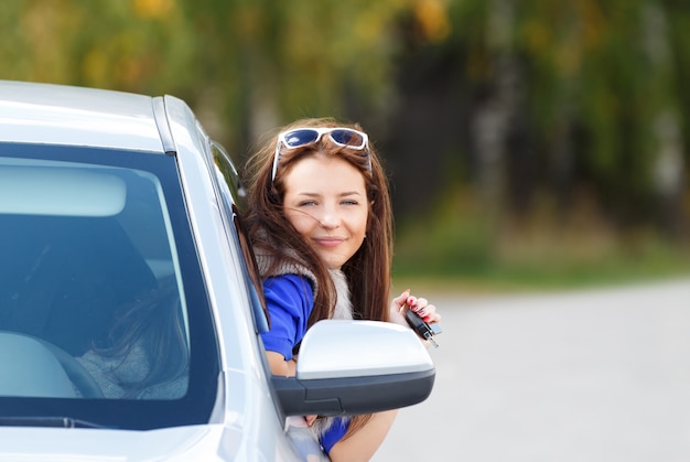 Bastante joven en un coche