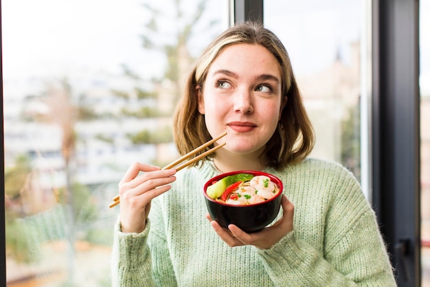 Bastante joven comiendo un diseño de interiores de casa de tazón de fideos chinos de ramen