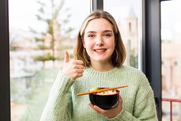 Foto bastante joven comiendo un diseño de interiores de casa de tazón de fideos chinos de ramen