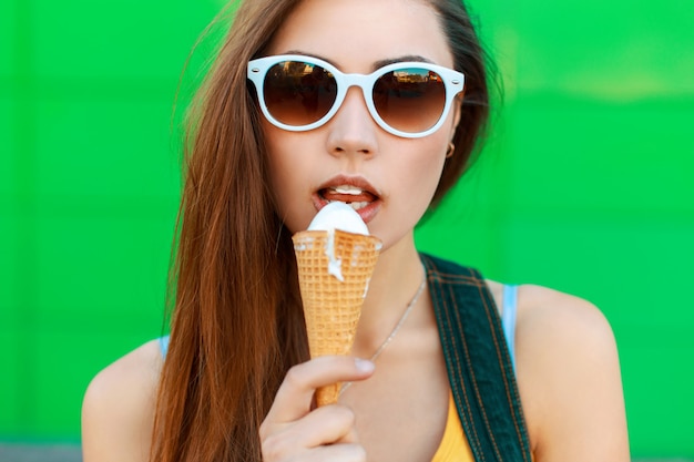 Bastante joven comiendo helado.