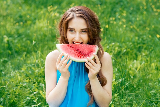 Bastante joven comiendo un trozo de sandía