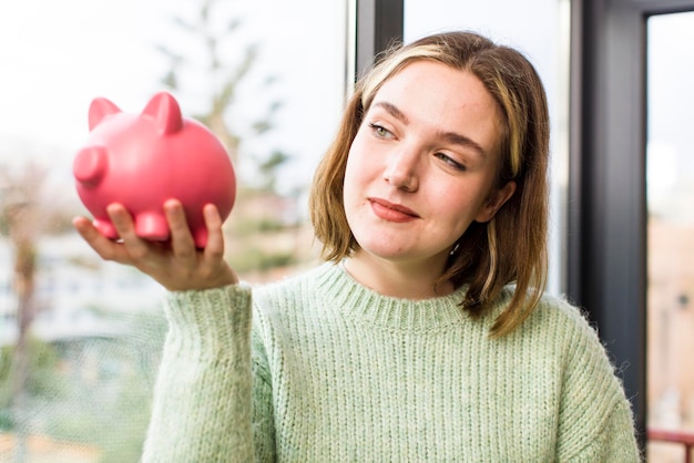 Bastante joven con un concepto de ahorro de hucha casa diseño de interiores