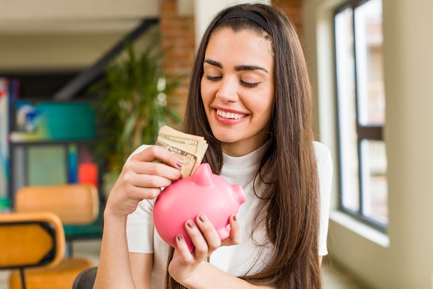 Bastante joven con un concepto de ahorro de hucha casa diseño de interiores