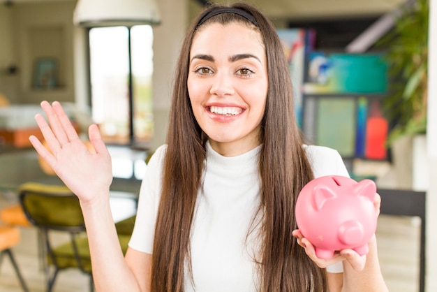 Foto bastante joven con un concepto de ahorro de hucha casa diseño de interiores