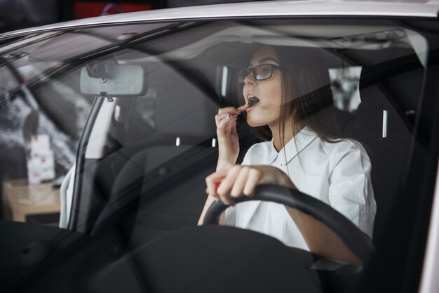 Bastante joven conduciendo un coche nuevo.