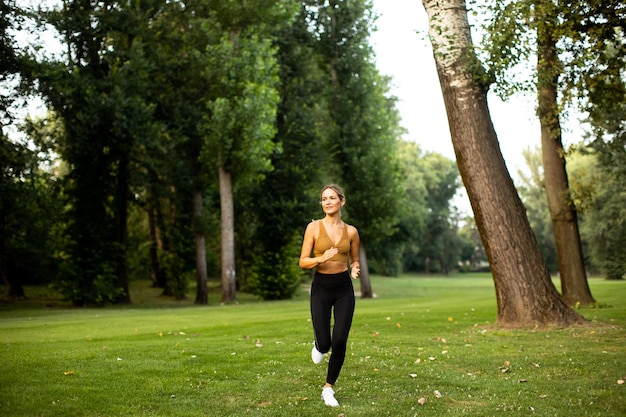 Bastante joven corriendo en el parque