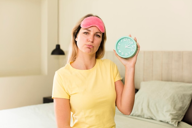 Foto bastante joven con un diseño interior de la casa de reloj despertador