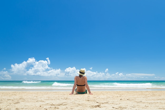 Bastante joven, disfrutando en la playa