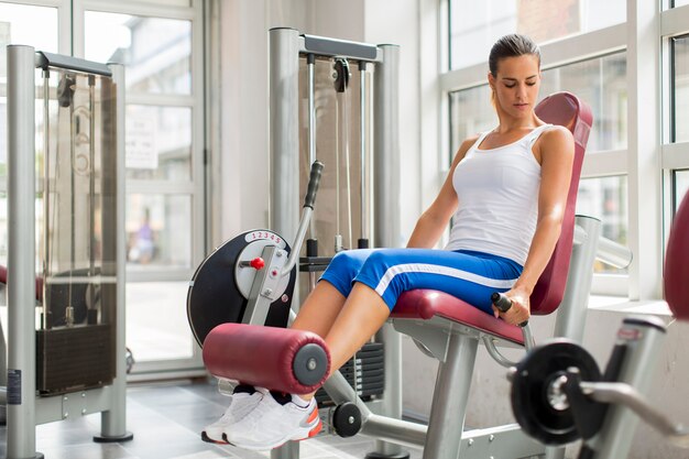 Bastante joven entrenando en el gimnasio