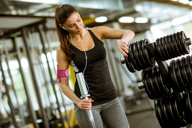 Bastante joven entrenando en el gimnasio