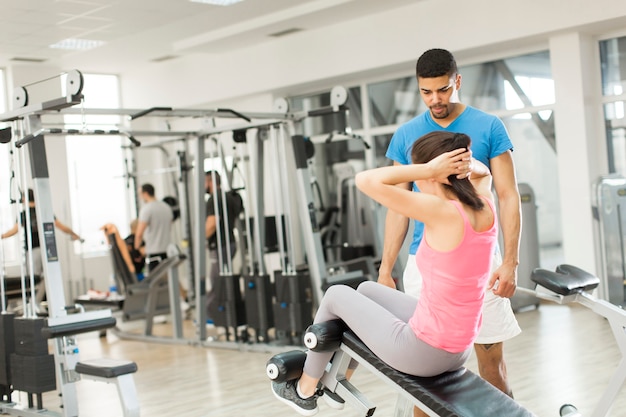 Bastante joven entrenando en el gimnasio