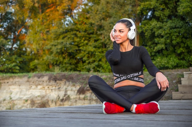 Bastante joven escuchando música con auriculares