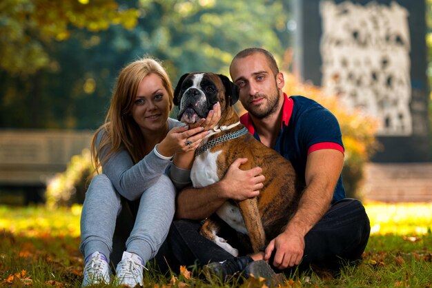 bastante, joven, familia, con, perros