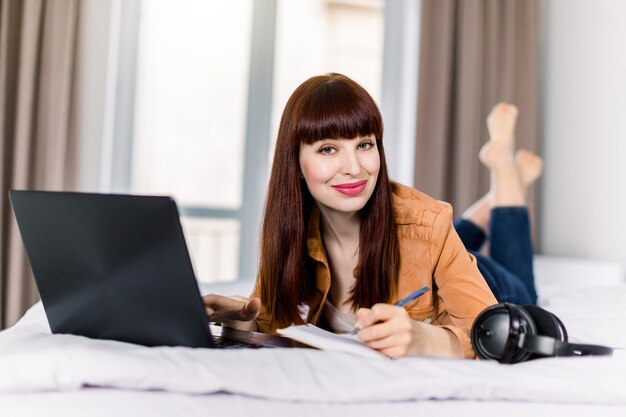 Bastante joven hermosa mujer de pelo rojo en camisa casual mostaza