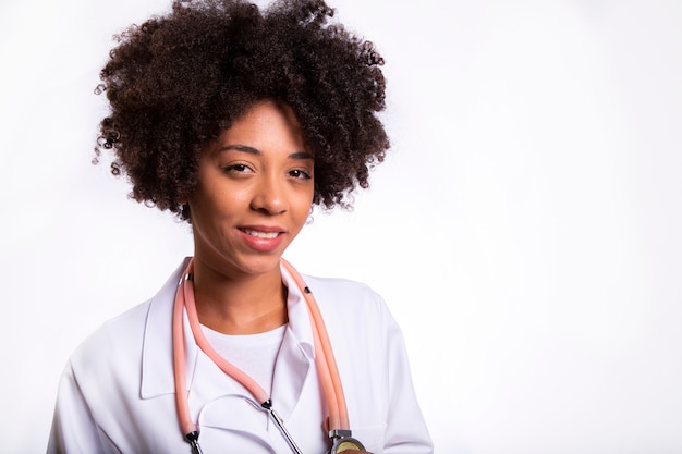 Bastante joven médico mirando a la cámara