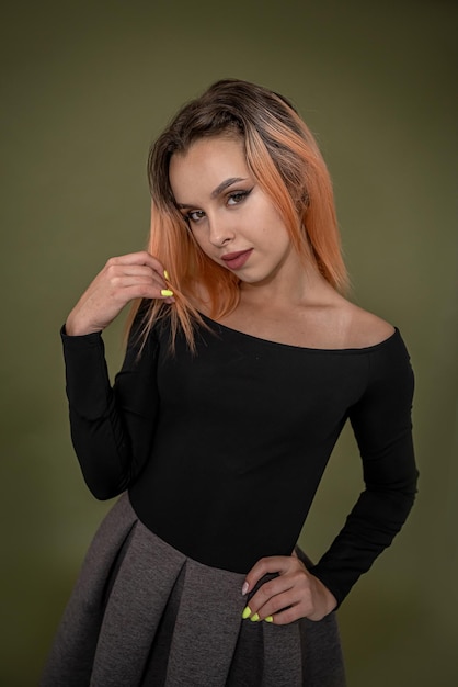 Bastante joven modelo posando para una sesión de fotos en un nuevo y espacioso estudio hermoso