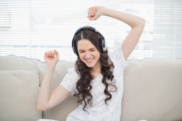 Bastante joven mujer bailando mientras escucha música