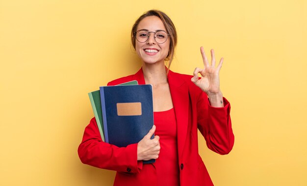 bastante, joven, mujer de negocios, con, libros