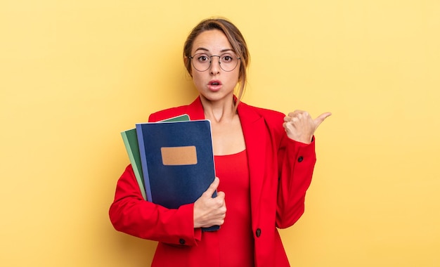 bastante, joven, mujer de negocios, con, libros