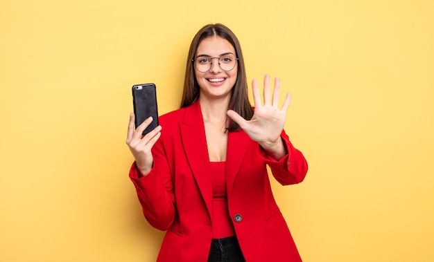 bastante, joven, mujer de negocios, tenencia, un, teléfono