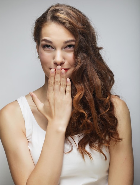 bastante, joven, mujer rubia, con, pelo rizado, tiro del estudio