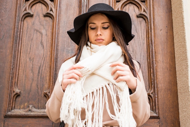 Bastante joven mujer con sombrero