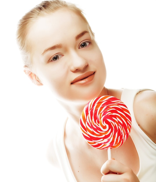 Foto bastante joven mujer sosteniendo lolly pop. aislado en blanco.