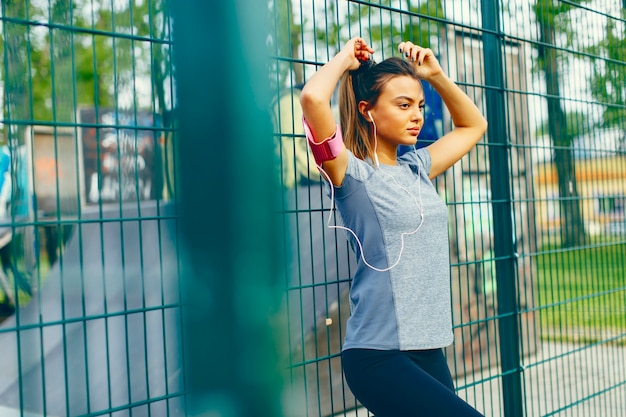 Bastante joven mujer tener ejercicio al aire libre