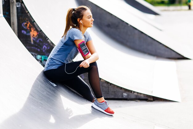 Bastante joven mujer tener ejercicio al aire libre