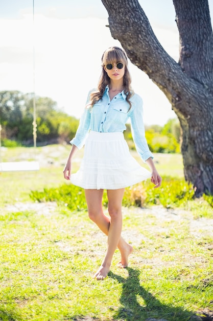 Bastante joven mujer vestida con ropa de moda