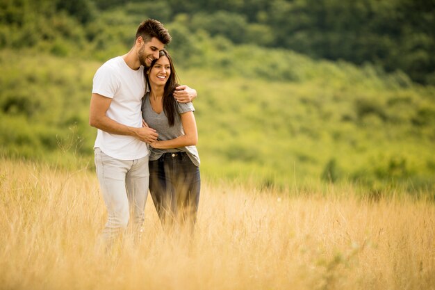 Bastante joven pareja de enamorados afuera en la naturaleza de primavera