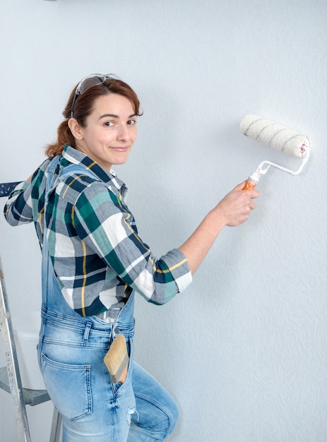 Bastante joven pintando la pared