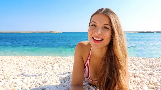 Bastante joven en la playa