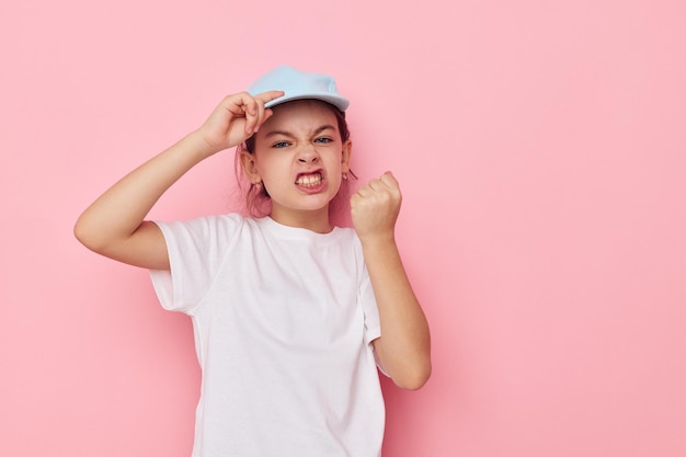 Bastante joven posando camiseta blanca emoción fondo aislado