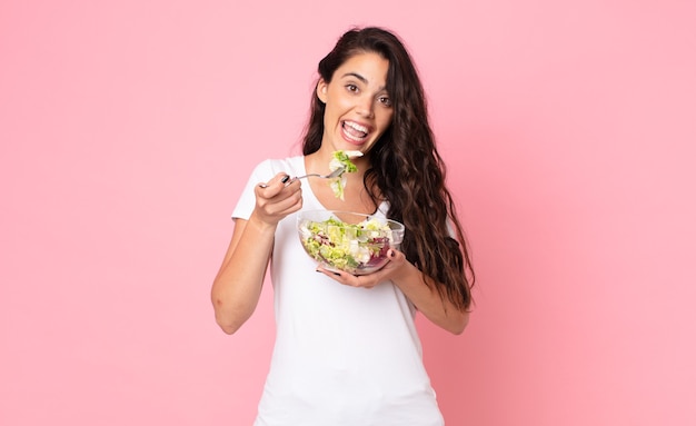 Bastante joven preparando una ensalada