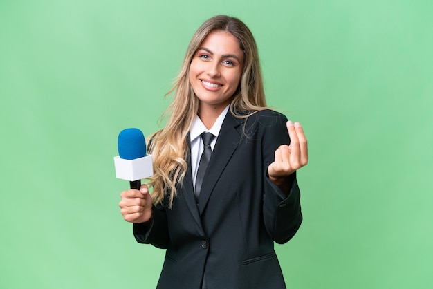 Bastante joven presentador de televisión uruguayo sobre fondo aislado haciendo gesto de dinero