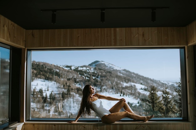 Bastante joven relajándose en el spa en temporada de invierno