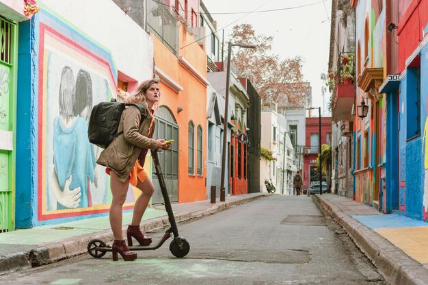 Bastante joven en un scooter al aire libre